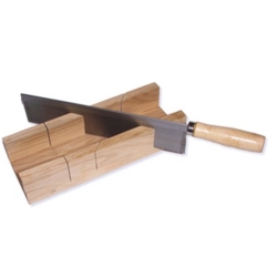                             CASSETTA DI LEGNO CON SEGA
                          