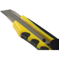 CUTTER, LAME CASSABLE 18MM, TPR HANDLE, METAL SLIDE RAIL